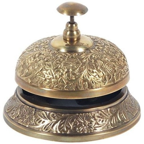 Campainha redonda de balcão vintage em latão ornamentado com relevos bordados e botão de pressão no topo.