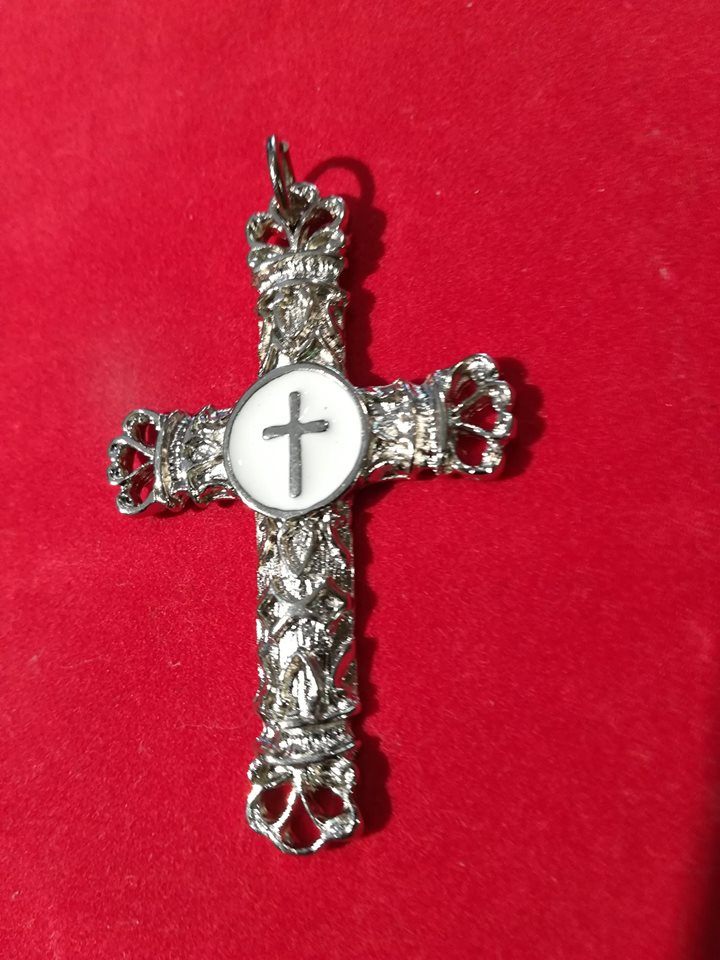 Pendente da Cruz de São Cipriano em metal detalhado para proteção espiritual e quebra de inveja.