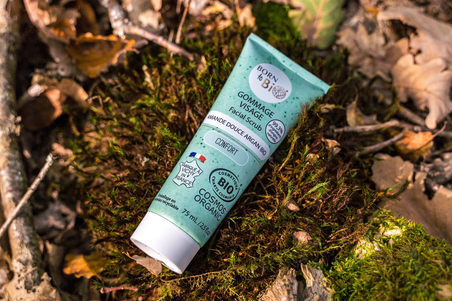 Textura de creme esfoliante facial com po de caroco de damasco bio Born to Bio