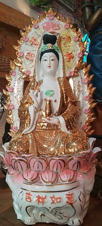 Estátua de Kuan Yin em porcelana branca, rosa e dourada, sentada na flor de lótus com frasco de néctar e trono decorativo.