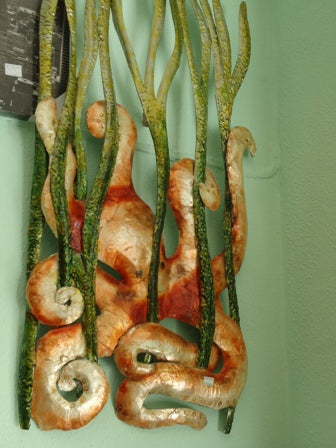 Escultura marinha em metal dourado com formato de polvo em recifes de coral, tamanho 92x42cm.