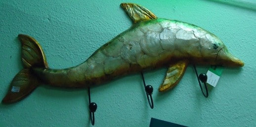 Cabide de parede de 63cm em metal dourado com formato exótico de golfinho
