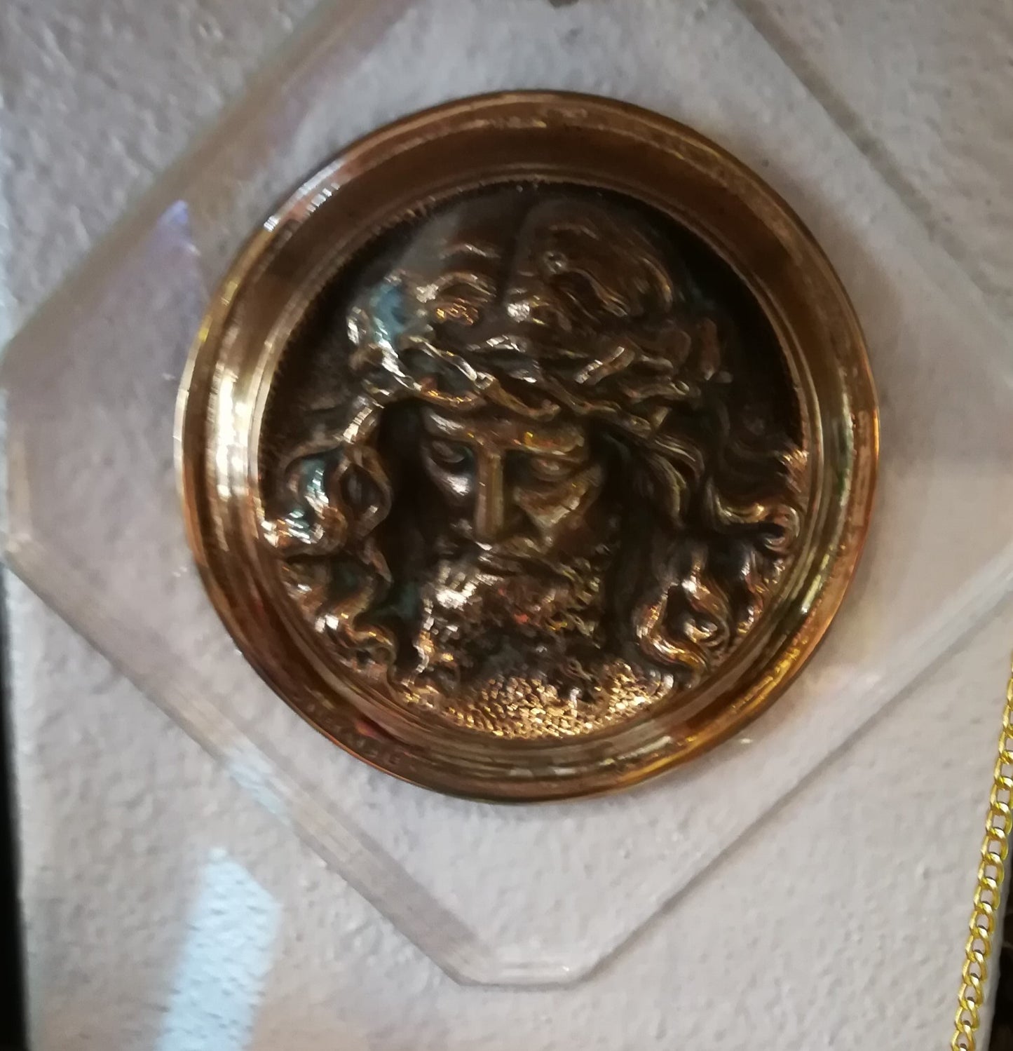 Placa de parede de Jesus Cristo com coroa de espinhos em alto-relevo de latão sobre base de acrílico quadrada de 30x30cm.