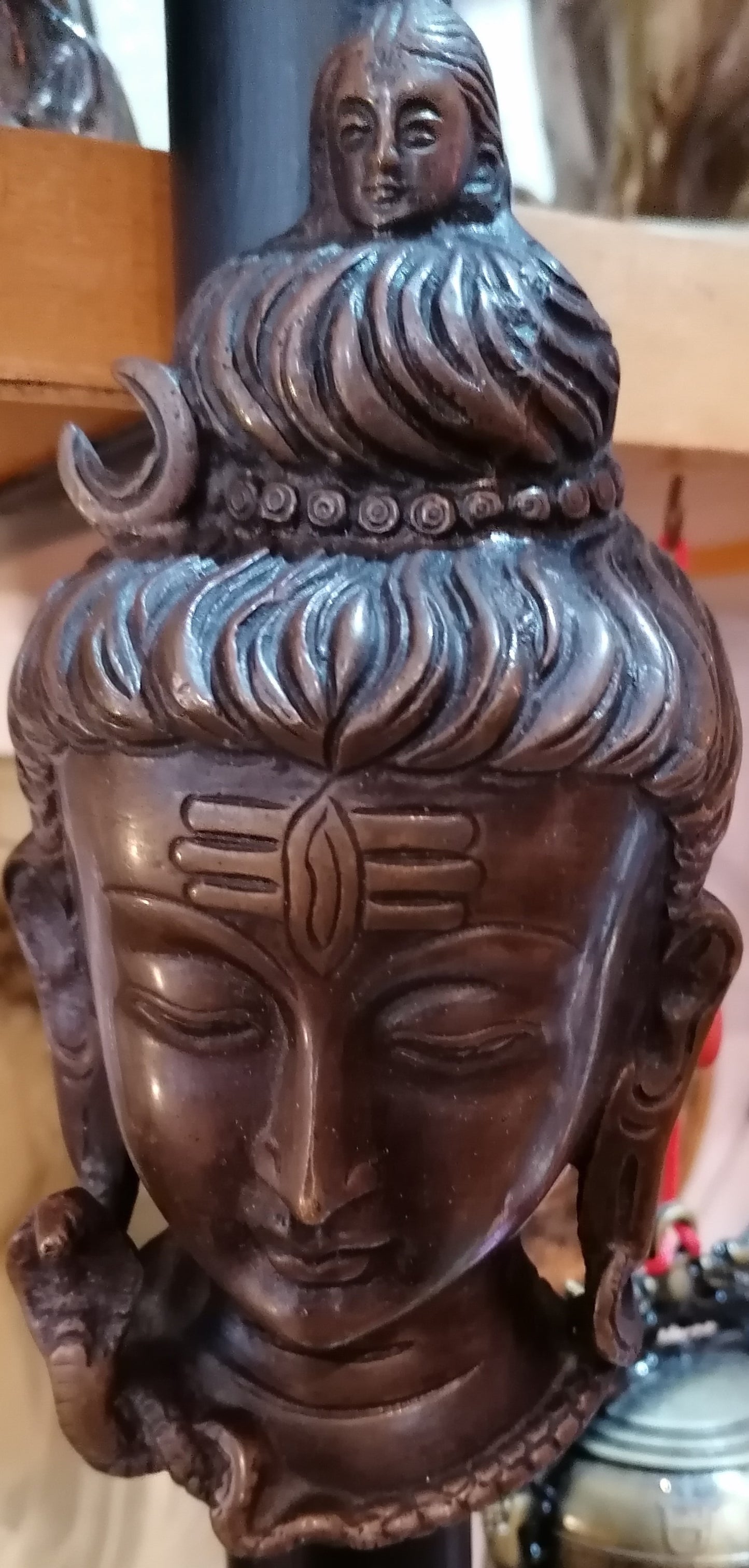 Escultura em bronze representando o busto e a face da divindade hindu Shiva, ideal para decoração espiritual e meditação.