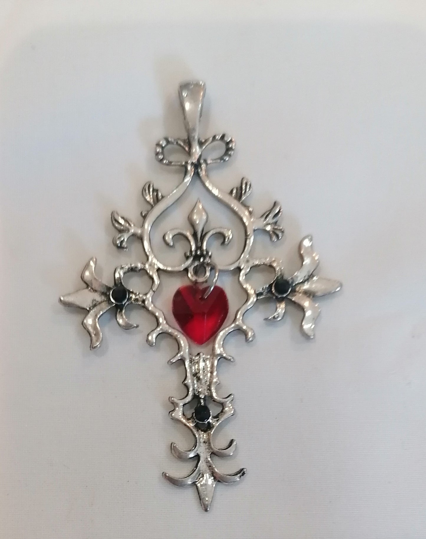 Cruz Flor de Lys – Templários – Pureza, Honra e Poder Espiritual