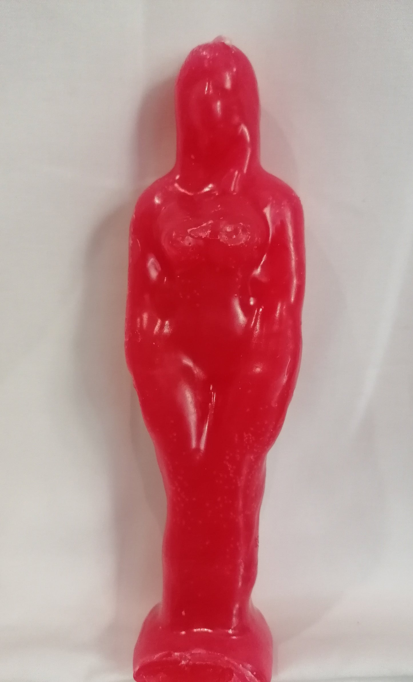 Vela em forma de mulher na cor vermelha para rituais esotéricos.