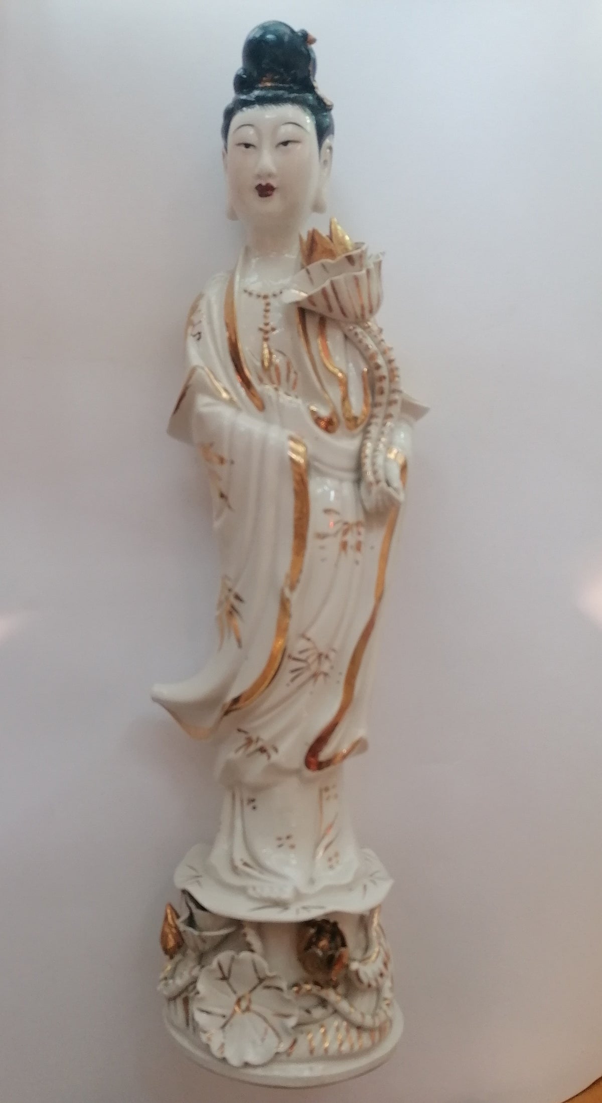 Estátua de Kuan Yin vintage em porcelana branca de Macau com detalhes dourados no robe, medindo 37 cm.