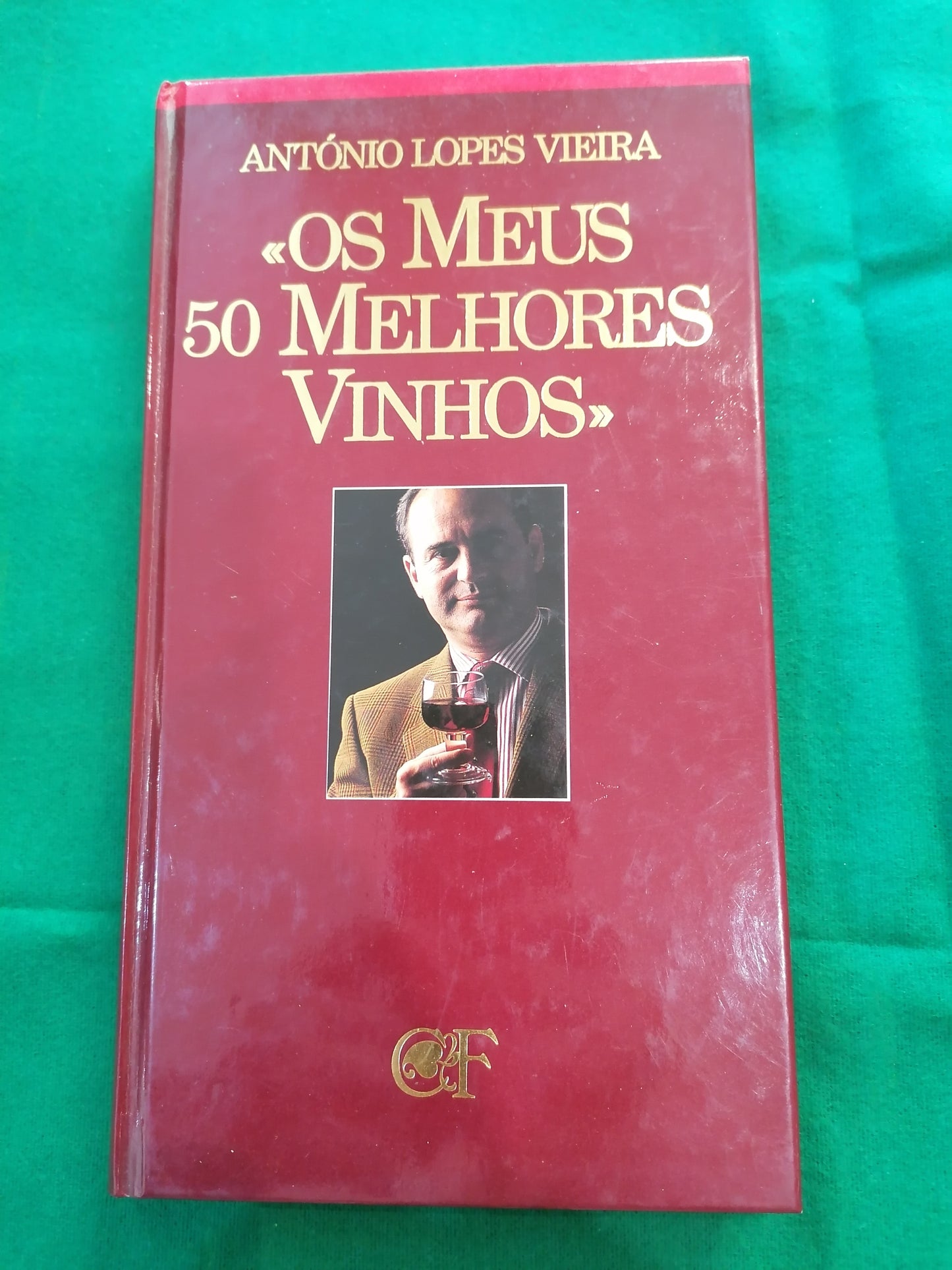 Guia de Vinhos Portugueses de 1990 de António Lopes Vieira, capa clássica sobre enologia.
