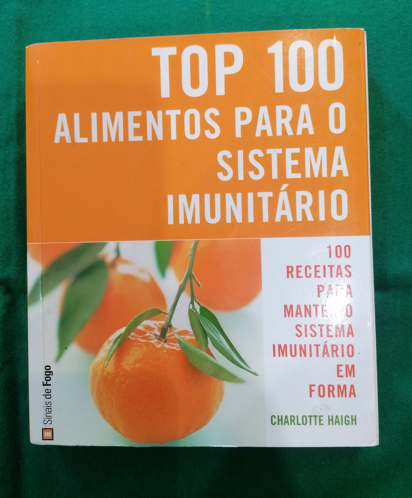 Livro Top 100 Alimentos para o Sistema Imunitário de Charlotte Haigh, destacando 100 receitas saudáveis e coloridas.