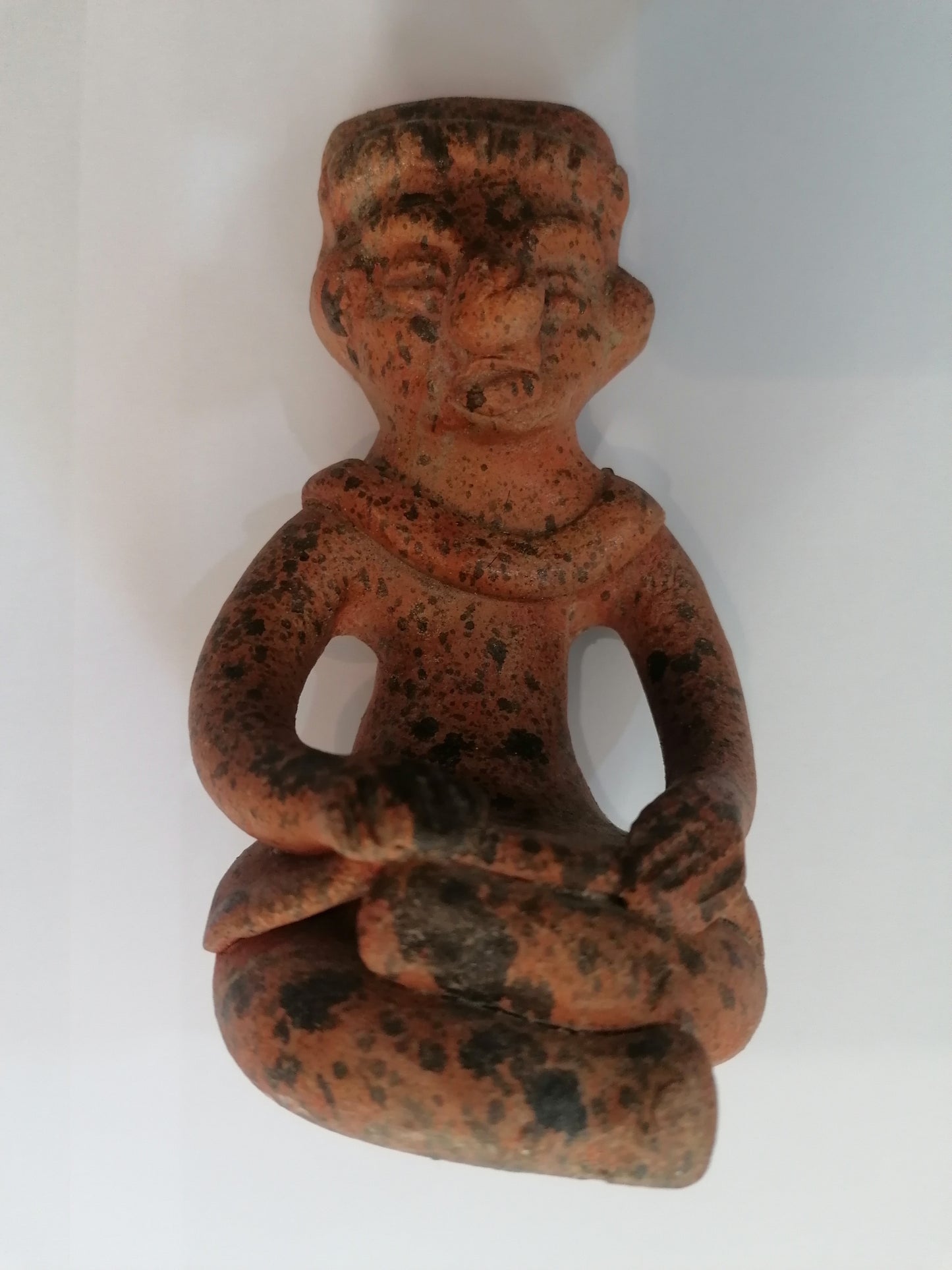 Detalhe de toucado e turbante moldado a mao em figura de barro pre colombiana