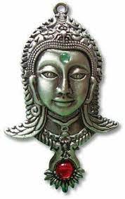 Pendente em estanho Adi Buddha com detalhes de cristais da coleção Briar Dharma Charms para paz interior.