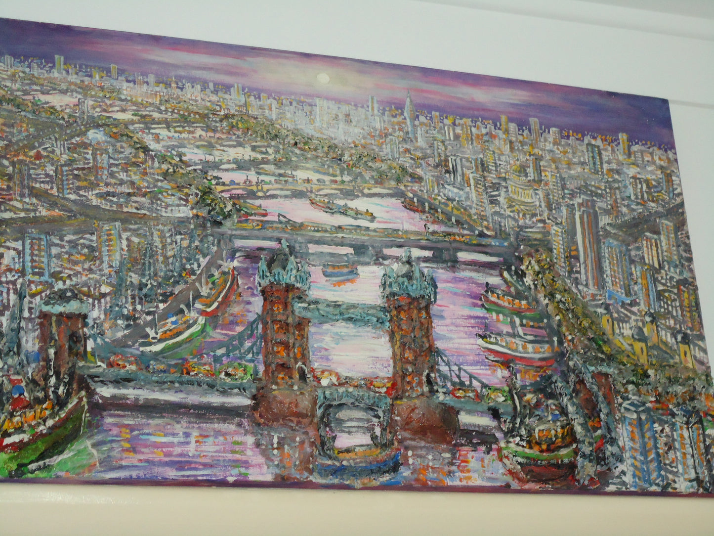 Tela decorativa com pintura urbana de Londres mostrando a Tower Bridge, o Rio Tamisa e os edifícios imponentes das margens.