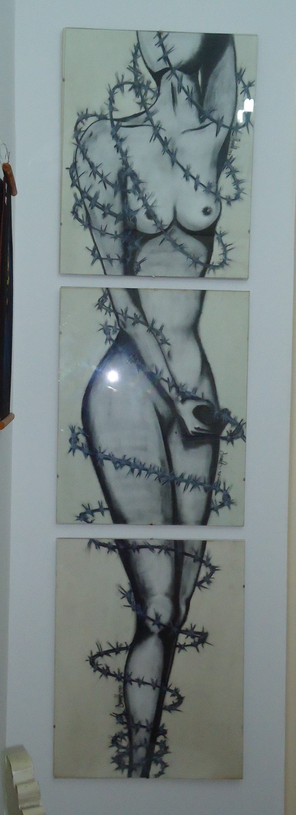 Quadro tríptico vertical O Cerco pintado em 1997 pela artista Sara Gonçalves, mostrando três painéis em acrílico alinhados em coluna com silhueta feminina.