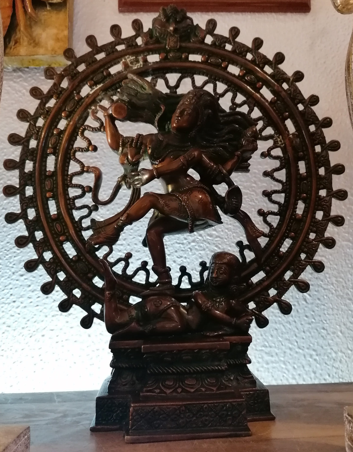 Estátua antiga do Deus hindu Shiva Nataraja em bronze escuro e pátina natural com 40 cm de altura.