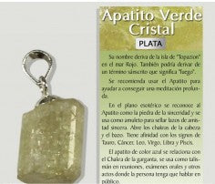Pendente de cristal de Apatite Verde natural com detalhes em metal, focado em fundo neutro realçando os tons esverdeados da pedra.