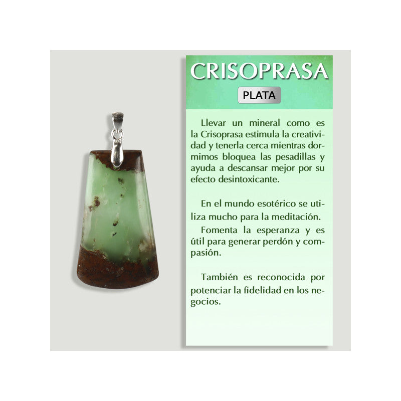 Pendente de pedra natural Crisoprasa lapidada de cor verde com aro em Prata 925, vista frontal de perto.