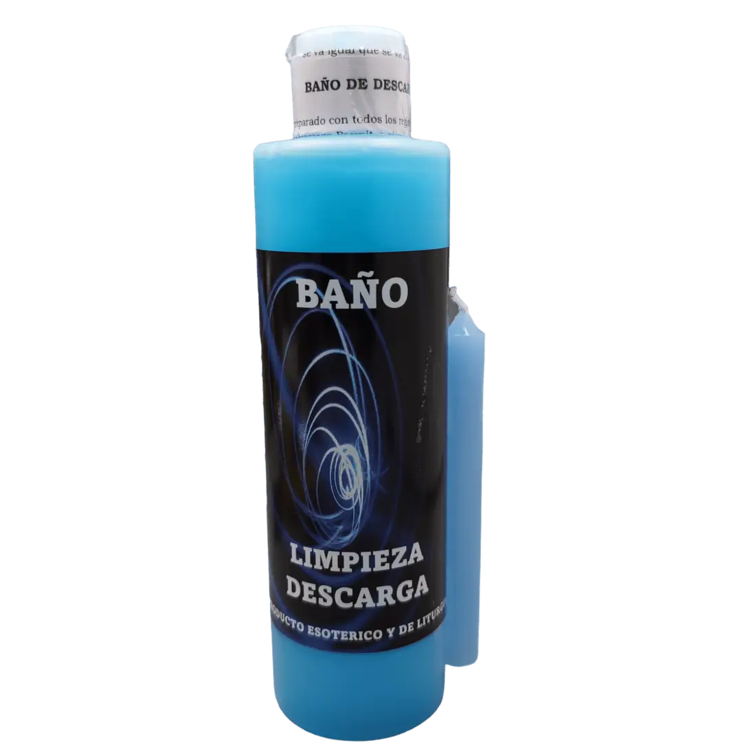 Garrafa de Banho Liquido Limpeza Descarga ao lado de uma vela acesa e folheto com instruções para descarrego e purificacao da aura