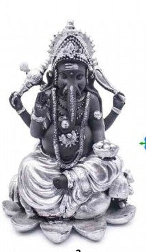 Estátua decorativa do deus hindu Ganesh em tom prateado sentado em posição de lótus, com fundo neutro.