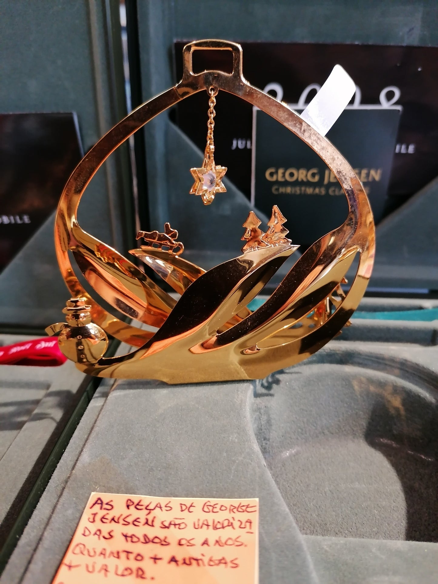 Ornamento de Natal Georg Jensen de dois mil e quatro Paisagem de Neve em latão banhado a ouro de vinte e quatro quilates.