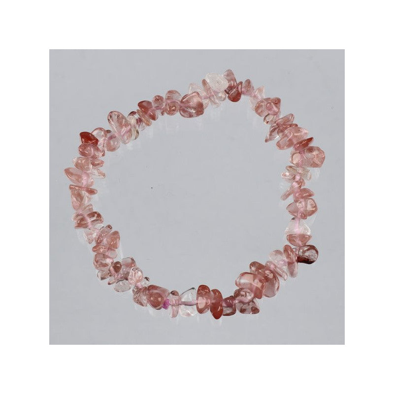 Pulseira elástica feminina feita com chips de pedra natural Quartzo Morango em tons cor-de-rosa translúcidos com inclusões minerais.