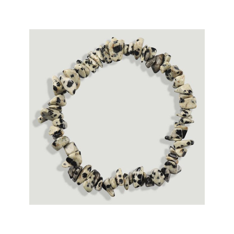 Pulseira feita de cascalho (chips) de pedra Jaspe Dálmata branca com pontos pretos no pulso.