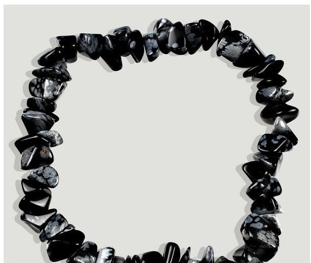 Pulseira elástica feita com chips de pedra natural Obsidiana Nevada, mostrando o padrão preto com manchas brancas de cristais de cristobalite.