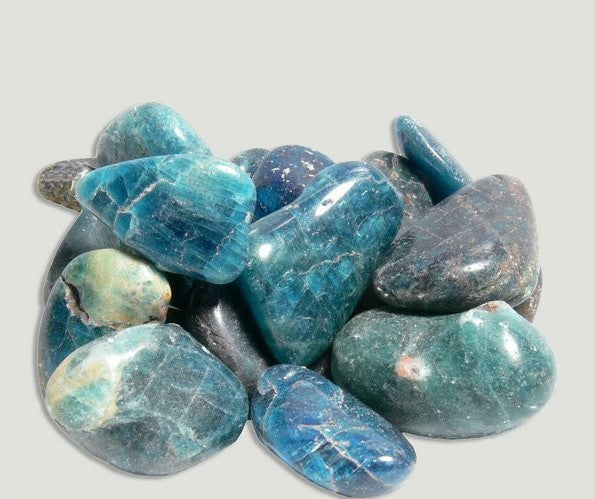 Pedra Apatite Azul Rolada para foco e clareza mental