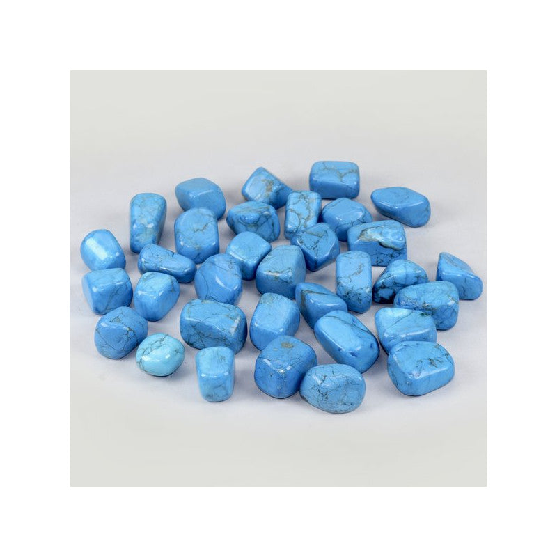 Pedra Howlite tingida de azul turquesa com veios cinzentos naturais, ideal para terapias energéticas