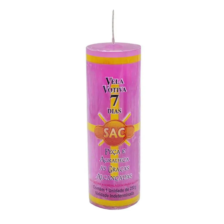 Vela votiva lilás acesa para ritual e sessão de meditação com a Chama Violeta.