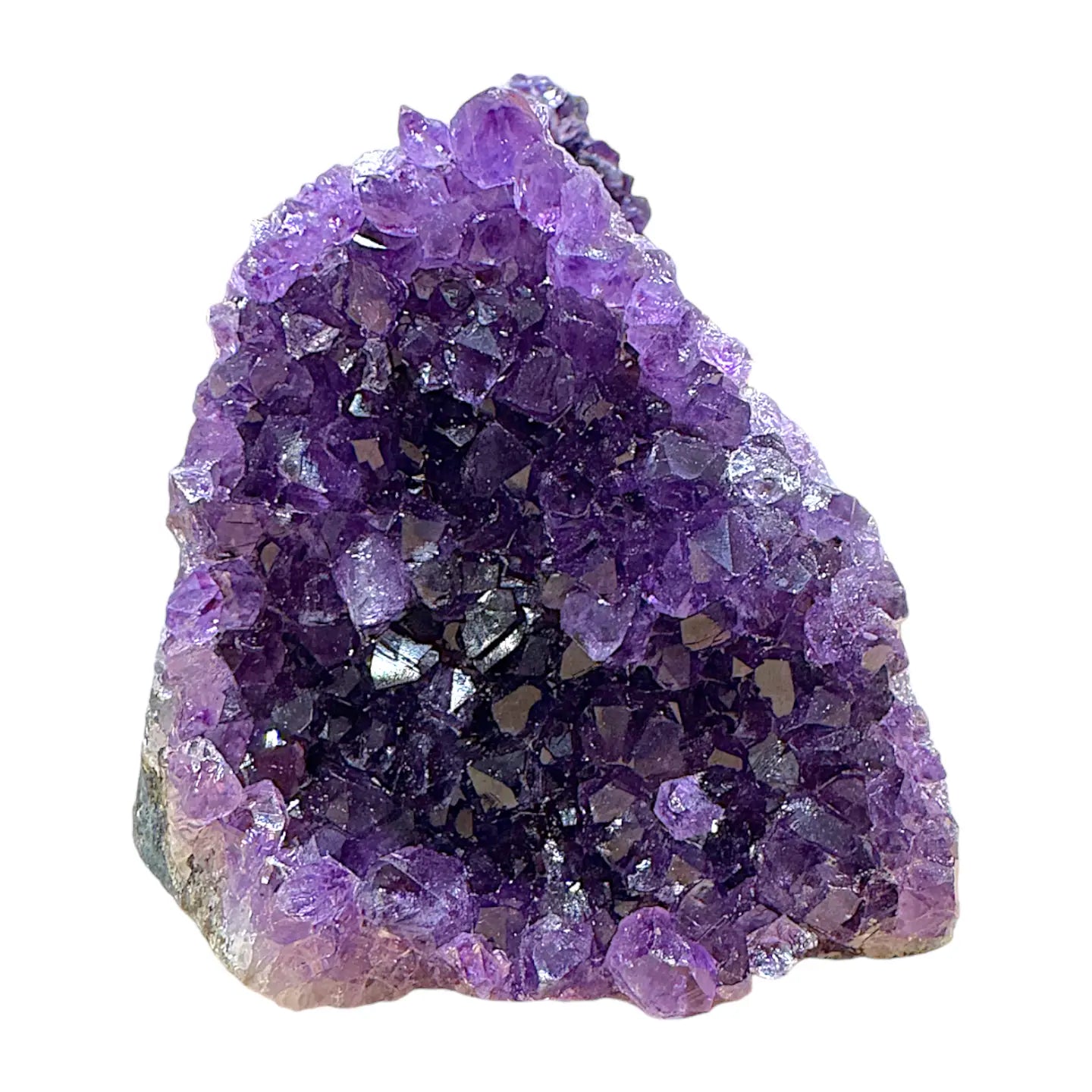Cristal de ametista roxa natural sobre uma mesa de madeira para meditação e limpeza de karma.