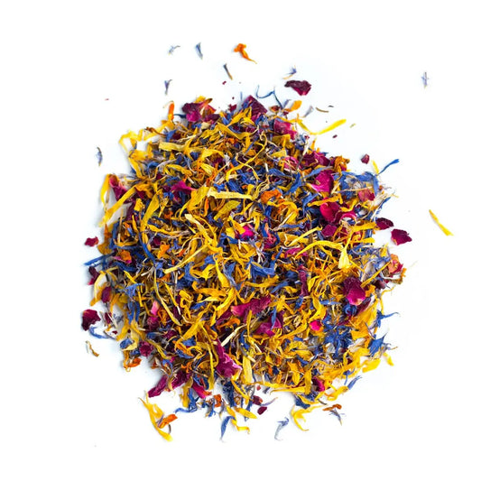 Mistura de ervas secas com flores de calêndula e lavanda prontas para um banho terapêutico.