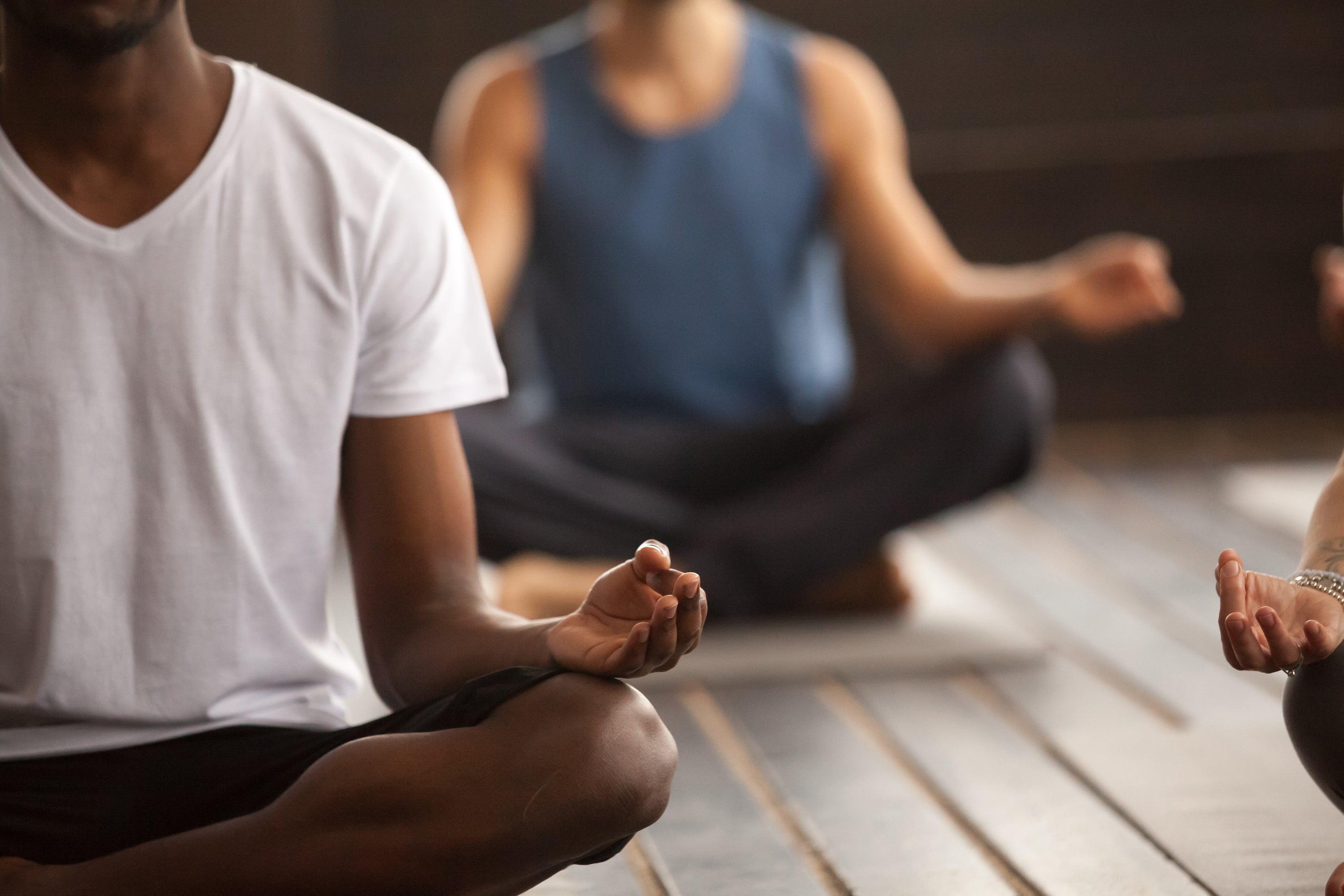 Duas pessoas em meditação profunda para equilíbrio espiritual e reflexão sobre a lei do karma.