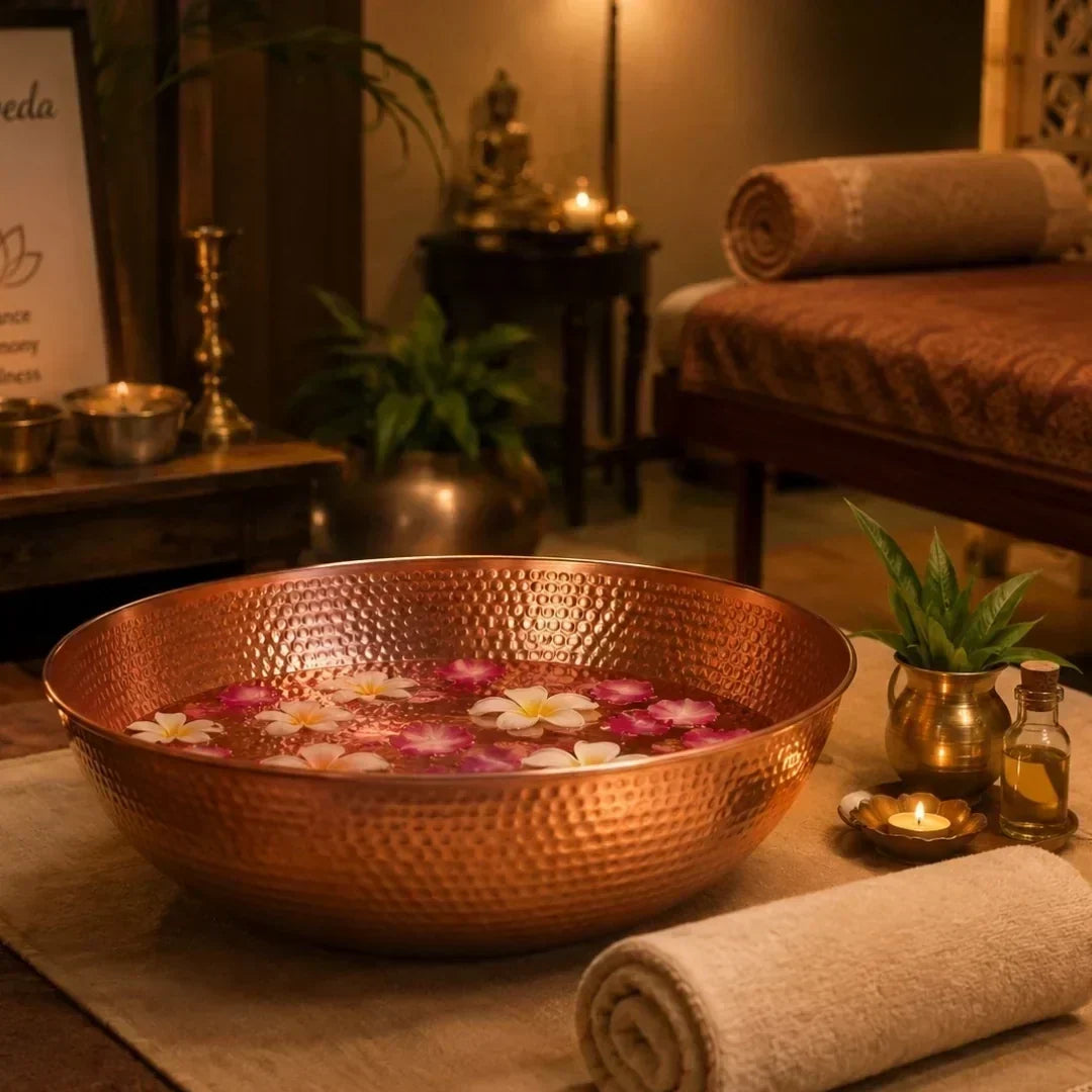 Ambiente místico de casa de banho com velas e ingredientes para um banho ritual de limpeza energética.