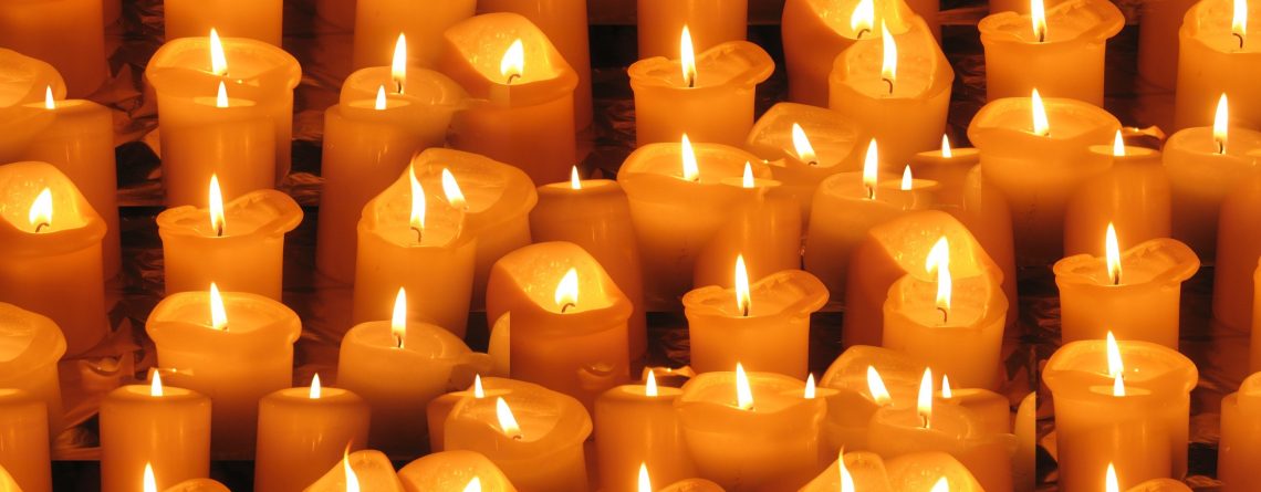 Trinta velas laranjas acesas para ritual de purificação e limpeza energética da casa.