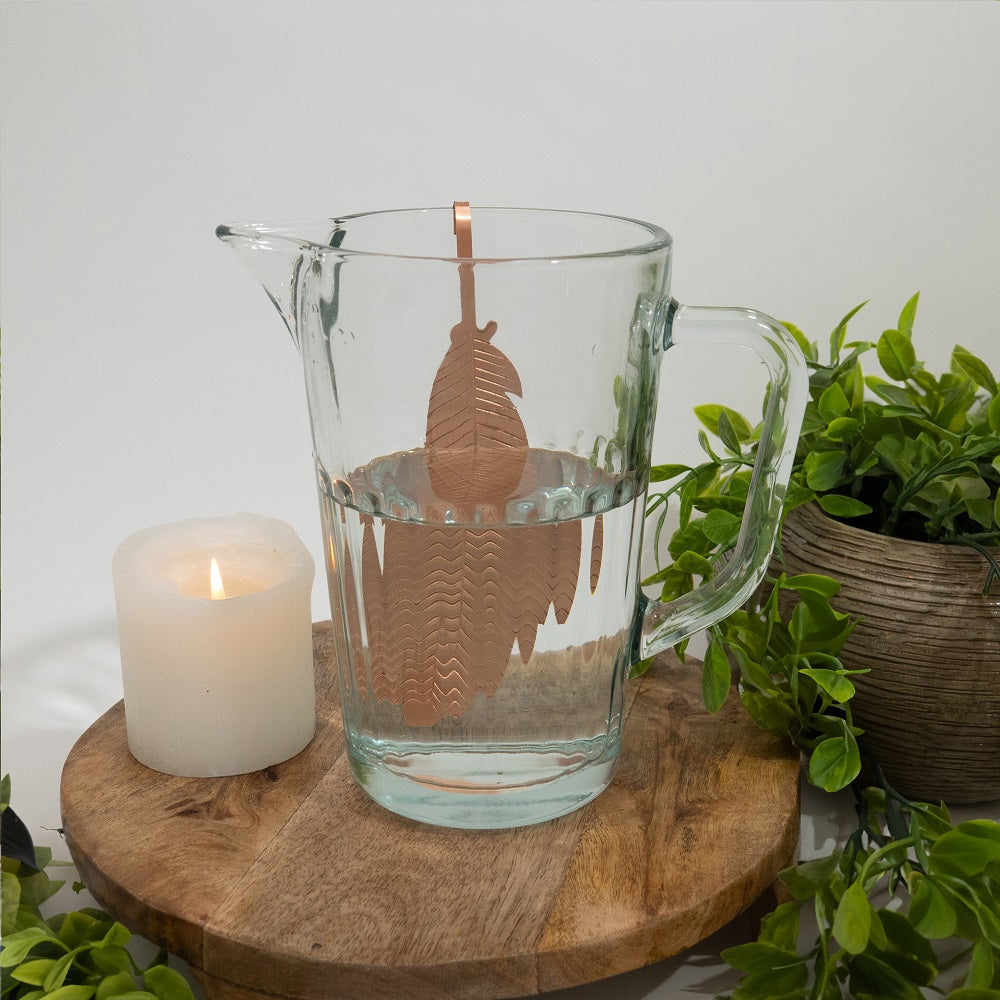 "Infusor de cobre puro artesanal em forma de folha para purificação de água. Acessório ayurvédico para colocar no copo ou garrafa, promovendo água alcalina com design inspirado na natureza."