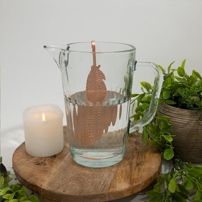"Infusor de cobre puro artesanal em forma de folha para purificação de água. Acessório ayurvédico para colocar no copo ou garrafa, promovendo água alcalina com design inspirado na natureza."