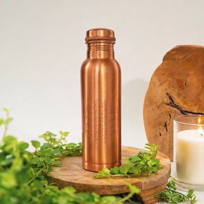 Garrafa de água artesanal em cobre puro com acabamento mate e gravação Flor da Vida de 850ml.