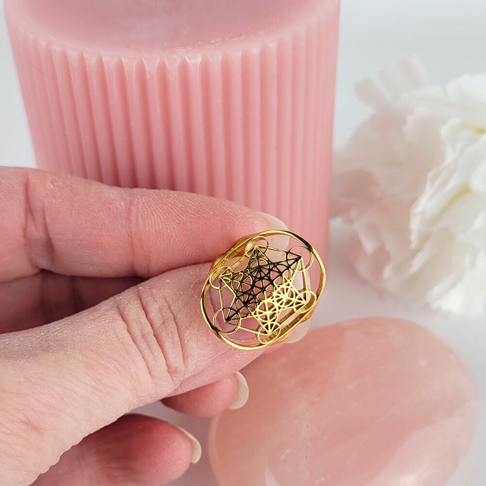 Detalhe de anel místico Metatron banhado a ouro 18K ajustado no dedo para meditação.