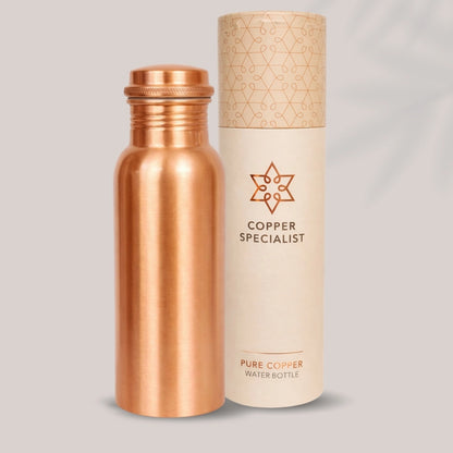 Garrafa de água de cobre puro pesada com
acabamento liso e polido acetinado fosco de 750 ml vista de frente