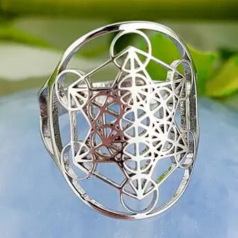 Anel ajustável com o símbolo do Cubo de Metatron em aço inoxidável prateado.