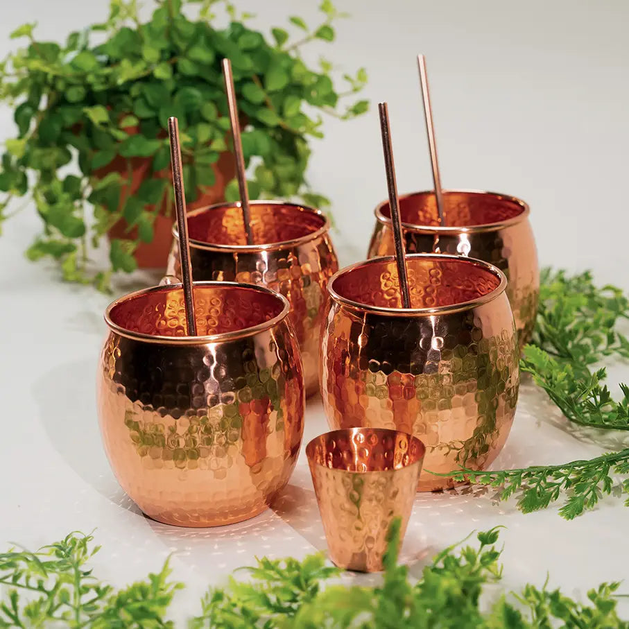 Detalhe das canecas e palhinhas do conjunto Moscow Mule artesanal em cobre