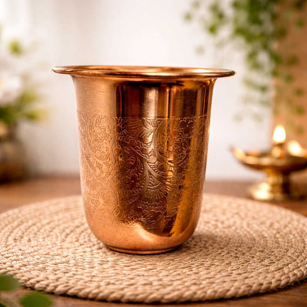 Copo de cobre puro 200ml com padrão floral gravado. Chávena artesanal Ayurveda para água alcalina e benefícios terapêuticos, com acabamento rústico e design tradicional indiano.