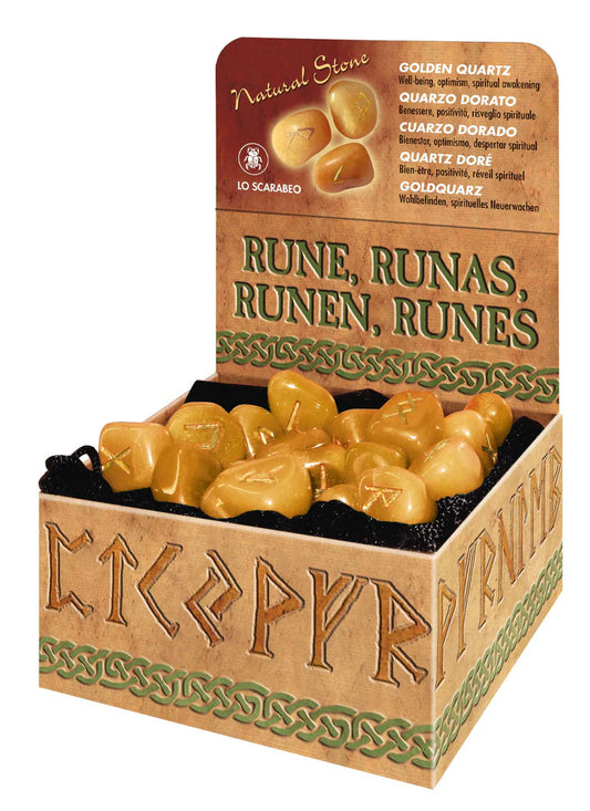 Jogo de runas Futhark gravadas em pedras de quartzo dourado translúcido com reflexos de luz.