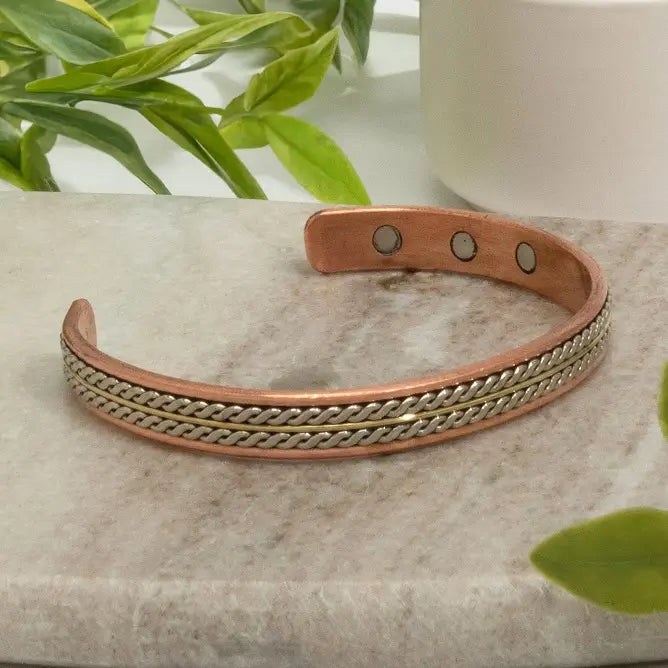  Pulseira rigida  em cobre puro e latao de trinta gramas com seis imanes de neodimio nas extremidades feita a mao na India.