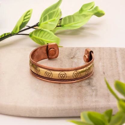 Pulseira magnética espiritual com símbolo Triquetra em cobre. Bracelete artesanal para proteção e equilíbrio, com ímanes de neodímio e design ajustável