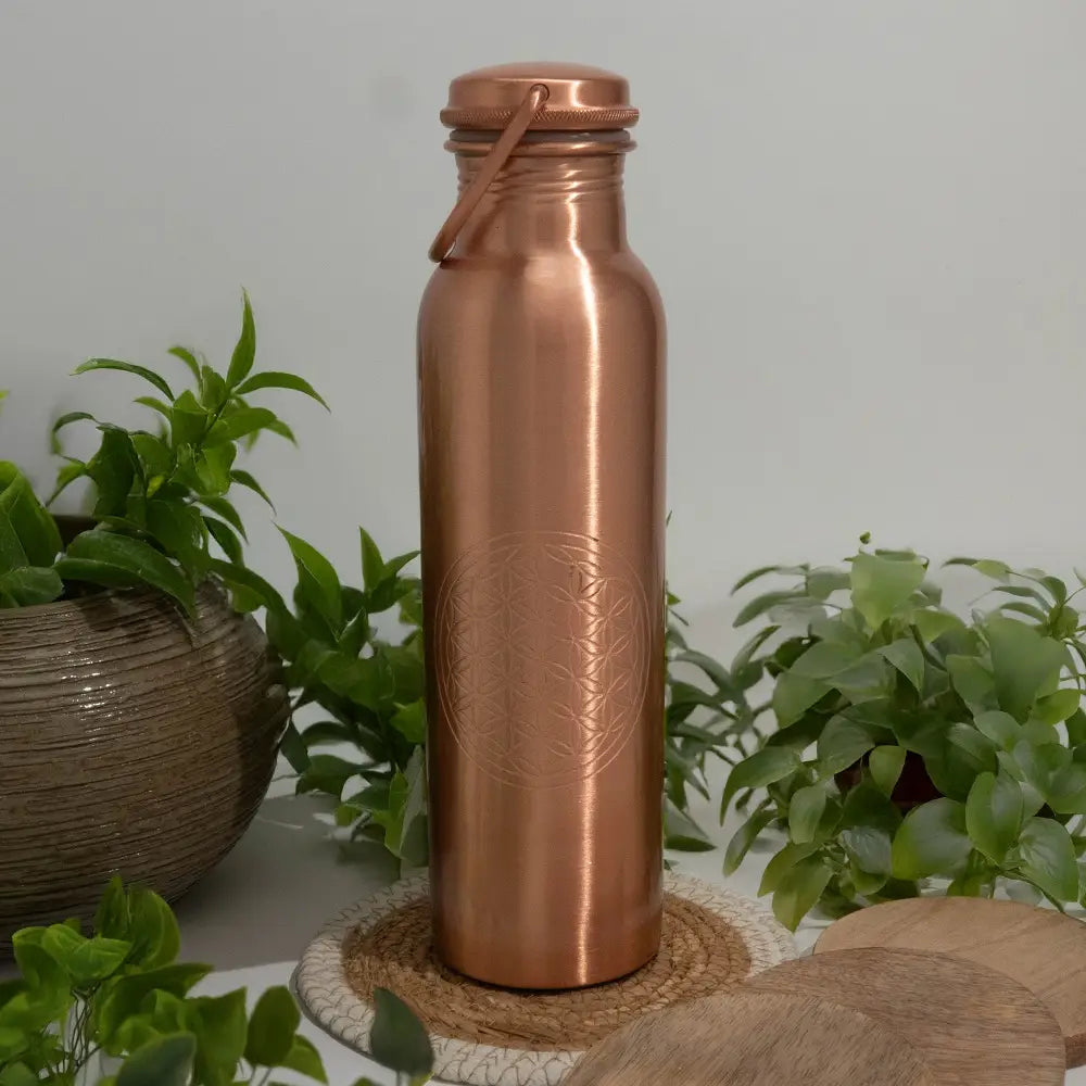 Garrafa de água artesanal em cobre puro com gravação Flor da Vida e pega na tampa 950ml.