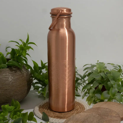 Garrafa de água artesanal em cobre puro com gravação Flor da Vida e pega na tampa 950ml.