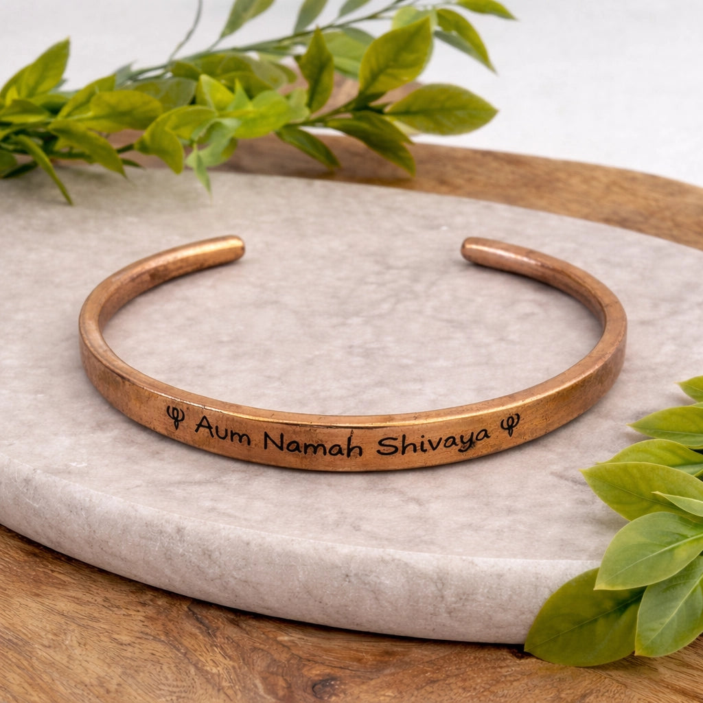 Pulseira rigida de cobre puro polido com gravura do mantra Aum Namah Shivaya feita a mao na India.