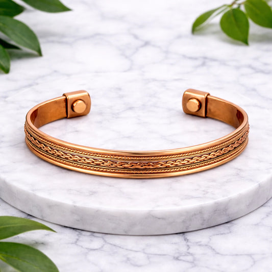 Bracelete magnética de cobre e latão com 2 ímanes. Pulseira ajustável para terapia magnética com design de linhas paralelas e acabamento artesanal
