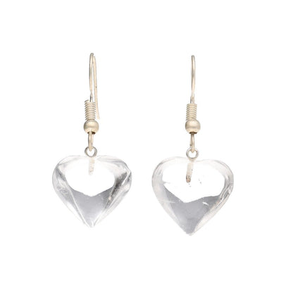 Par de brincos com pingentes de coração em pedra natural de Quartzo Cristal transparente e brilhante com fecho em gancho.